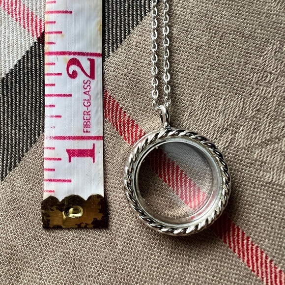 Silver Chain Necklace with Circular Pendant Jewelry Elegant Victorian Inspired - Picture 9 of 10